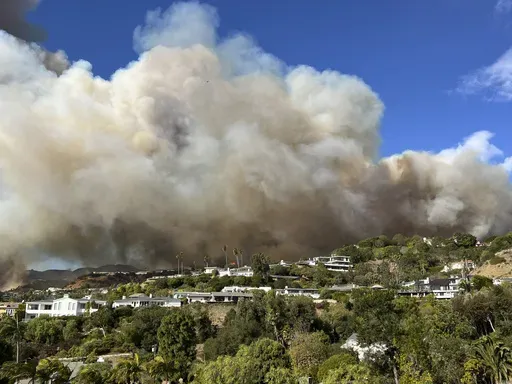This photo taken by Pacific Palisades resident Darrin Hurwitz shows the Palisades Fire as it approaches homes in Los Angeles, Tuesday, Jan. 7, 2025. (Darrin Hurwitz via AP)